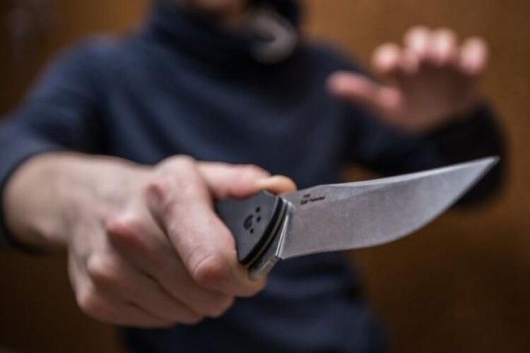 Лучанка викликала поліцію через агресивного чоловіка з ножем