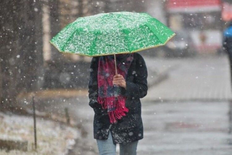 Дощі, сніг та мокрий сніг: у четвер частину України накриють опади  