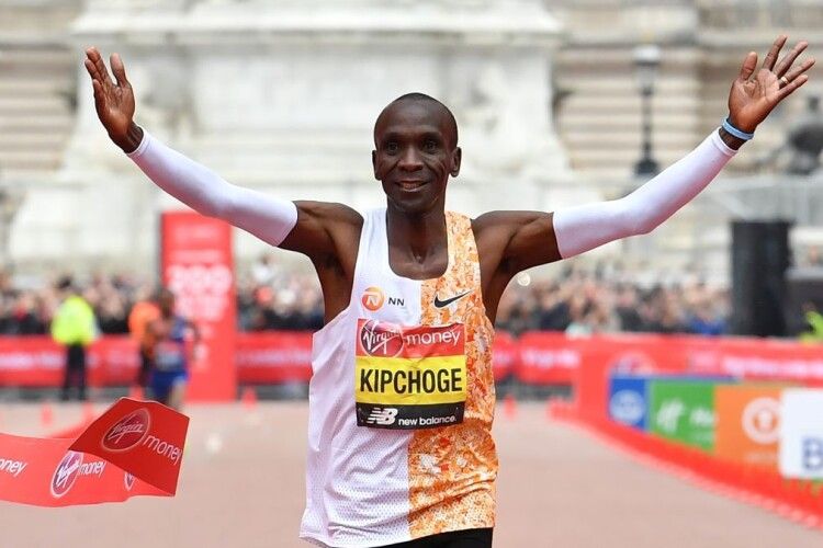 Кенієць Кіпчоге — ​перша людина, яка пробігла марафон менш ніж за дві години