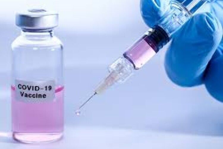 Випробування вакцини від COVID-19 призупинили через незрозумілий побічний ефект у добровольця 