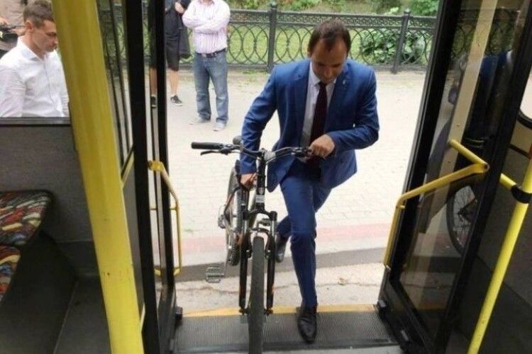 Лучани вимагають, аби депутати міськради їздили на роботу на велосипедах та тролейбусах
