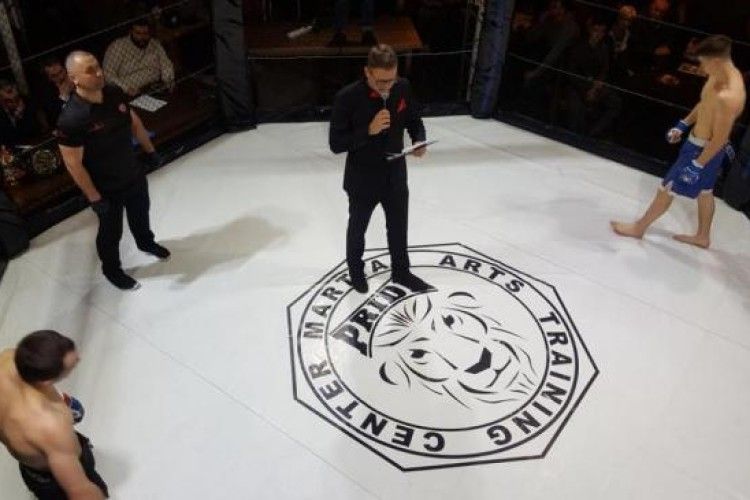 У Рівному спортсмени гамселили один одного за змішаними правилами