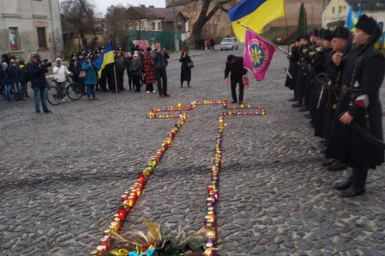 «Зроніть сльозу і хай не гасне свічка!»: лучани вшанували пам'ять жертв Голодомору (Фото, відео)