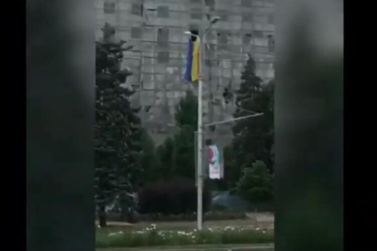 У центрі Донецька майорів прапор України й звучав гімн