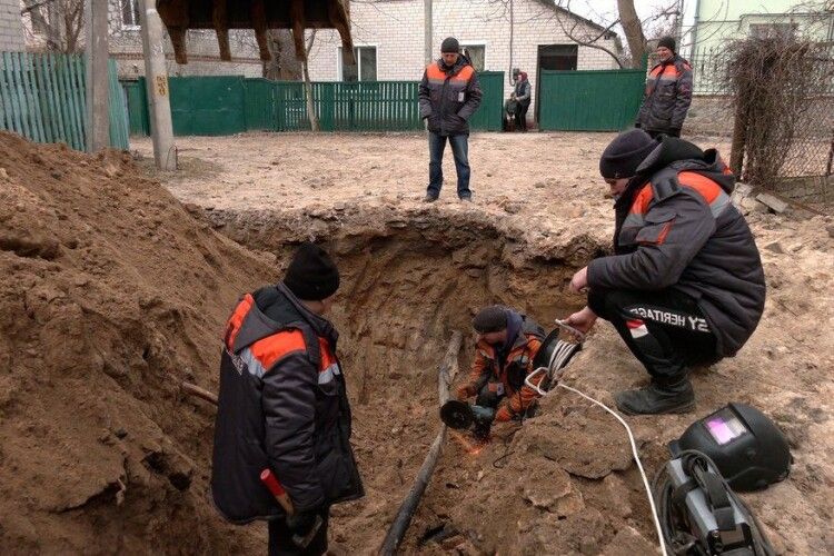 Готують їжу на вогнищі та сидять без тепла. Як жителі Чернігова живуть після обстрілів? (Відео)