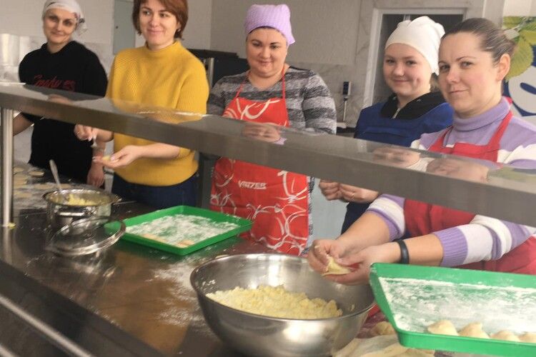 У волинському ліцеї попри відсутність навчання в ці дні дуже гамірно в їдальні (Фото)