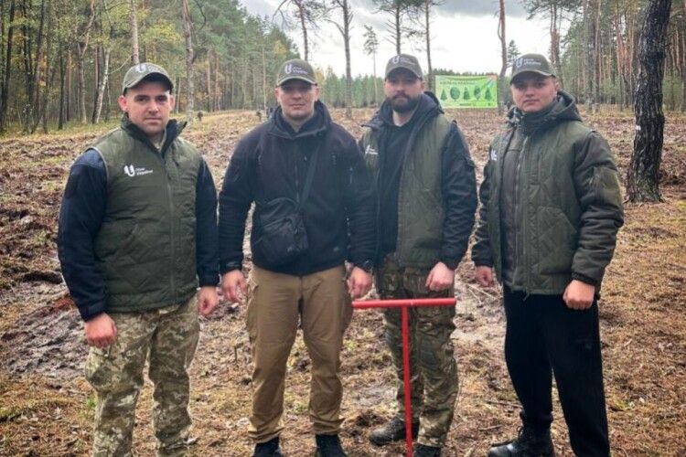 Волинські патрульні долучилися до акції «Мільйон дерев памʼяті та життя»