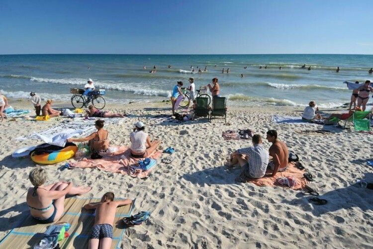 На українському курорті пара привселюдно зайнялась сексом на пляжі (Відео 18+)