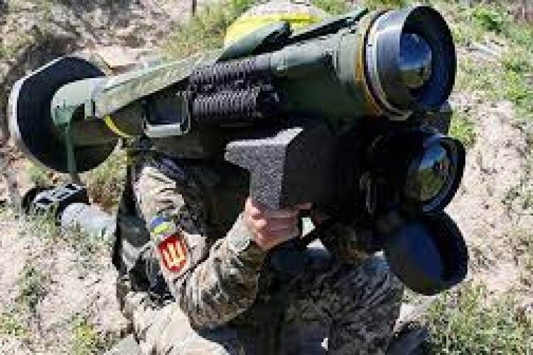 Українські військові «втрамбували» російський танк в асфальт (Відео)