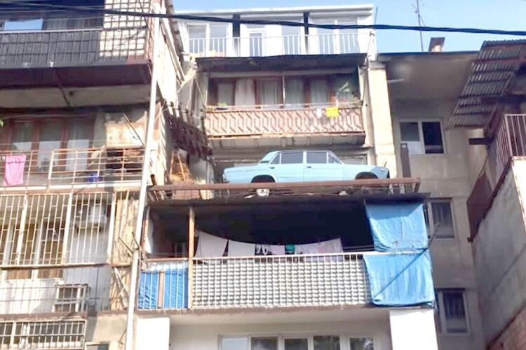 Чоловік 25 років тримав автомобіль... на балконі
