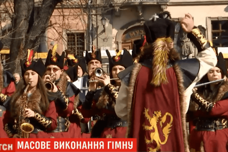 Півтисячі людей разом заспівали гімн України (Відео)