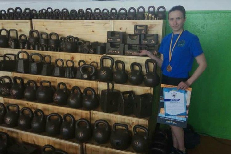 Сарненська патрульна показала клас на змаганнях з гирьового спорту в Житомирі