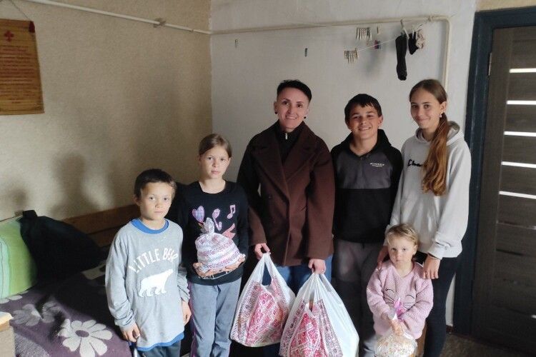 На Волині громада зробили святкові гостинці для 105 сімей