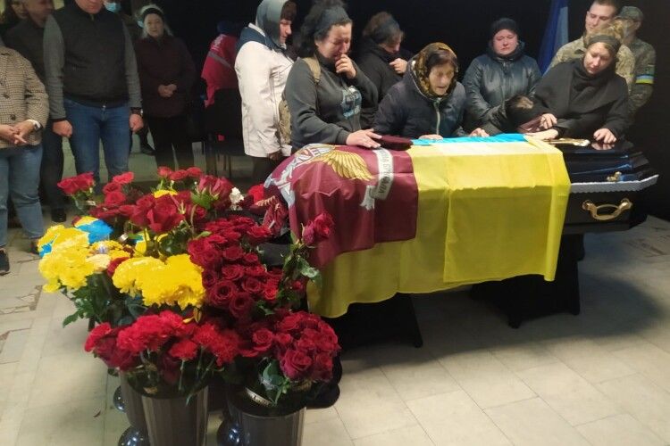 Залишилася вагітна дружина: на Полтавщині поховали 28-річного Героя родом з Волині