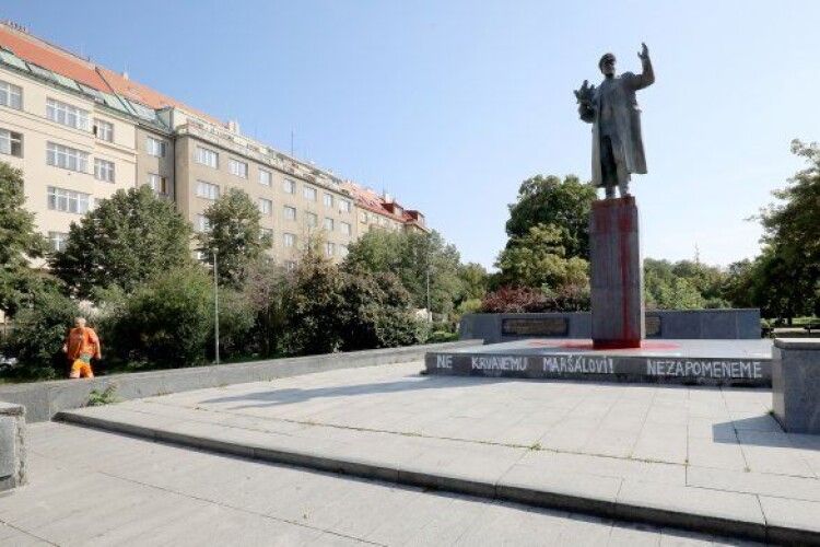 У Празі облили фарбою пам'ятник радянському маршалу Конєву