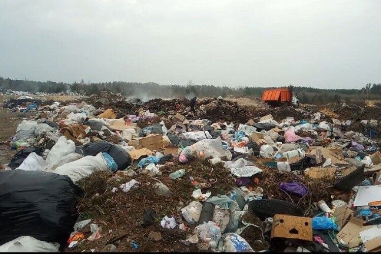Отруює повітря: на полігоні біля Каменя незаконно палять сміття (Відео)