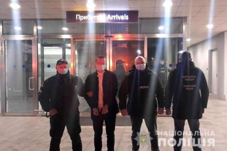 Із Кіпру екстрадували чоловіка, який вербував жінок з Рівненщини для сексуальної експлуатації в Європі