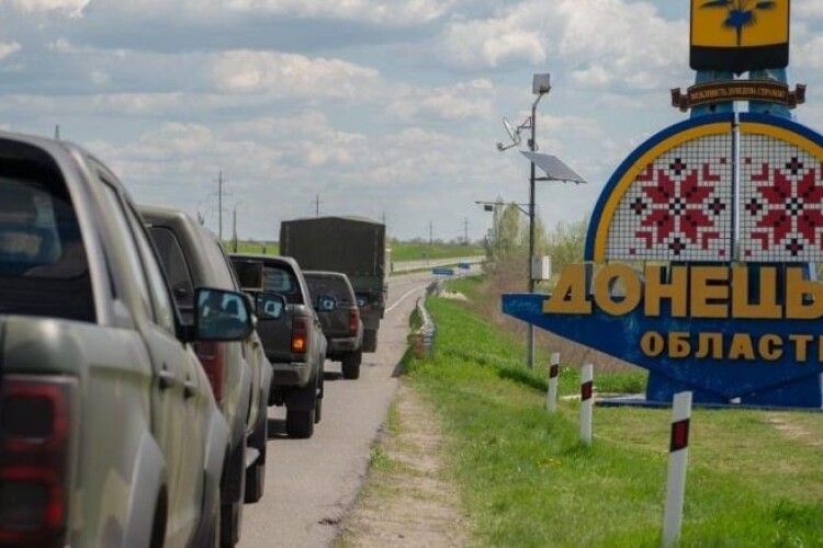 На передову у бригади Десантно-штурмових військ передали нові пікапи та необхідне спорядження для бійців