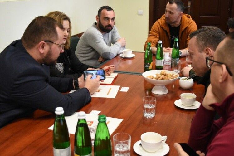 До мера Луцька приїхала польська делегація і привезла 5 «забитих» гуманітаркою бусів