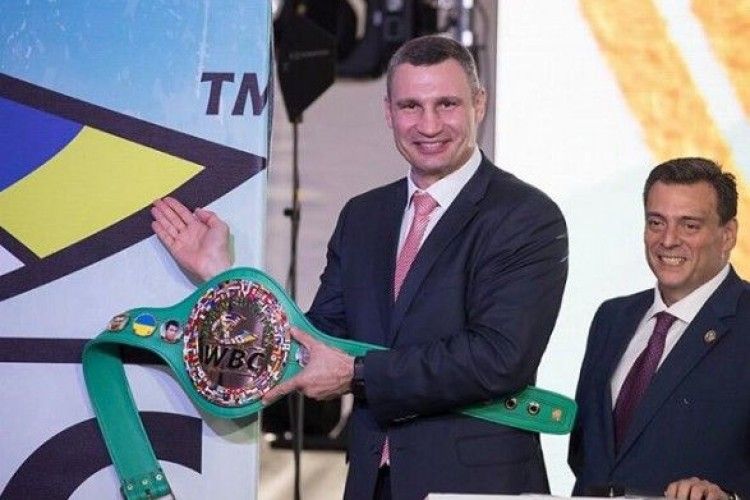 Президент WBC вручив Кличку новий пояс з українським прапором