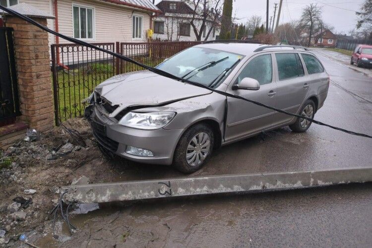 «Волиньобленерго» не винне: світло зникло після того, як жінка за кермом збила електростовп