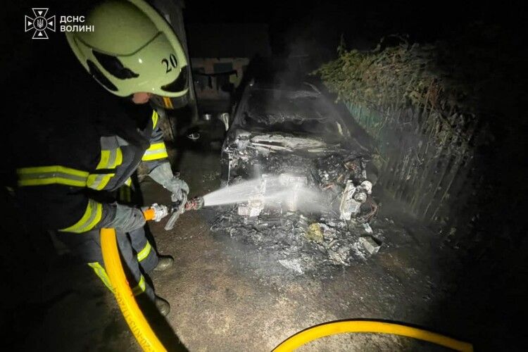 У відомому селі на Волині серед ночі згорів автомобіль