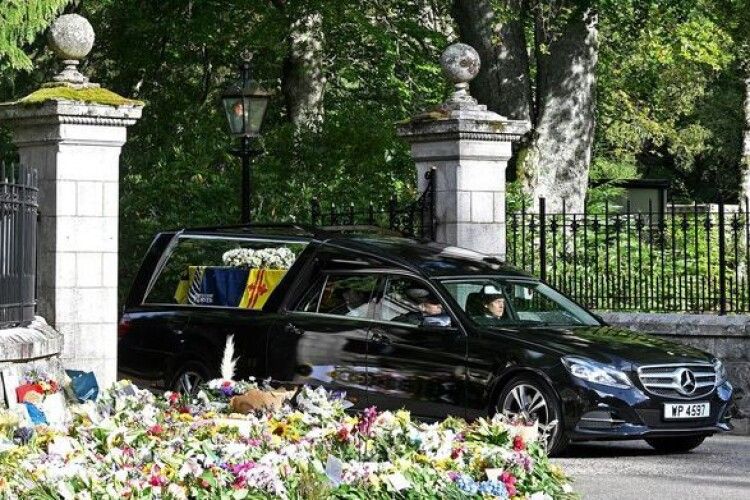Труну з тілом королеви Єлизавети II вивезли з її улюбленого замку