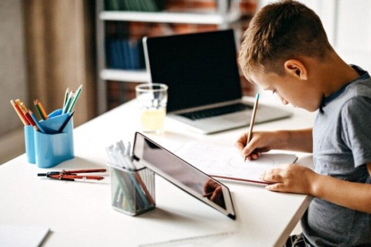 У школах Луцької громади продовжили дистанційне навчання