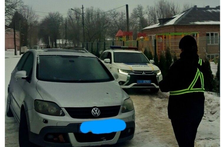 На Волині водій протягом ночі блокував проїзд до пологового 