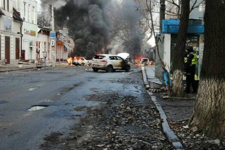 Під час ранкового обстрілу Херсона горіло 66 автомобілів, - МВС