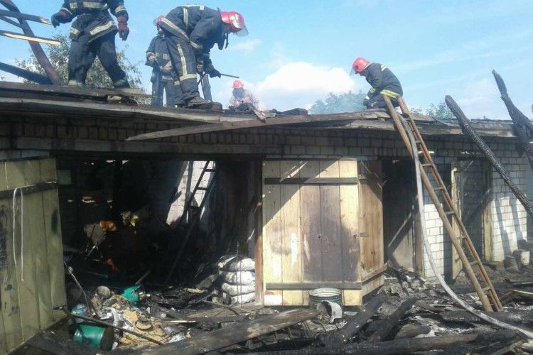 На Рівненщині горіли гаражі