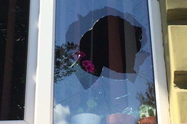 Розбишака розбив чотири вікна в будівлі прокуратури Волинської області (фото)