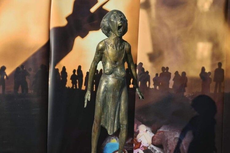 Крик української матері: у Болгарії встановили скульптуру навпроти радянського пам'ятника 