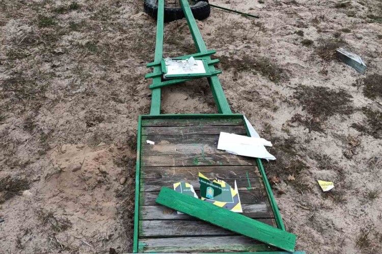 На Волині за знищений знак у нацпарку виставили рахунок на 60 тисяч гривень