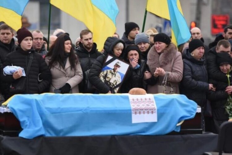 У Рівному попрощалися одразу з трьома полеглими Героями (Фото)