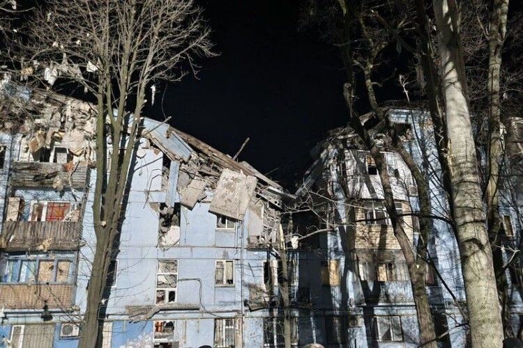 У Запоріжжі цієї ночі росіяни влучили ракетою у п'ятиповерхівку. Є загиблі