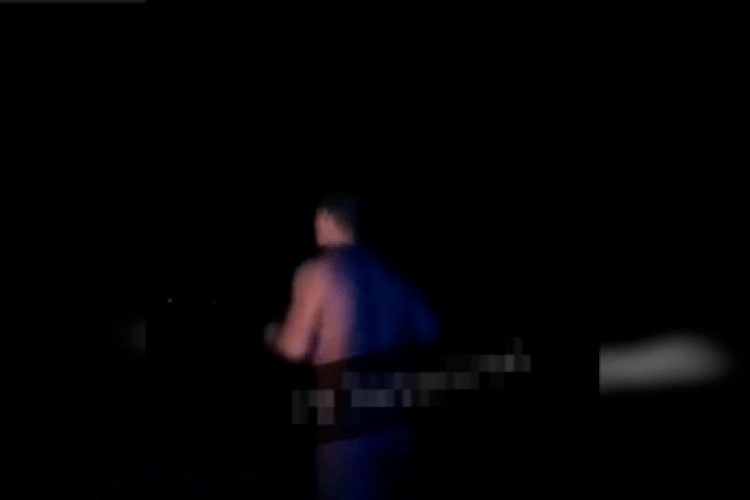 Знайшли мертвим чоловіка, який раніше бігав трасою голяка (Відео 18+)