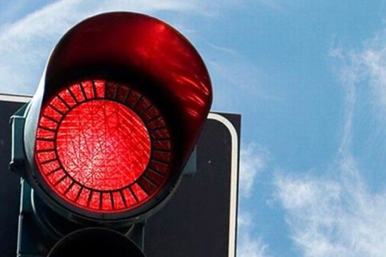 Як волинські водії ігнорують червоний сигнал світлофора (Відео)