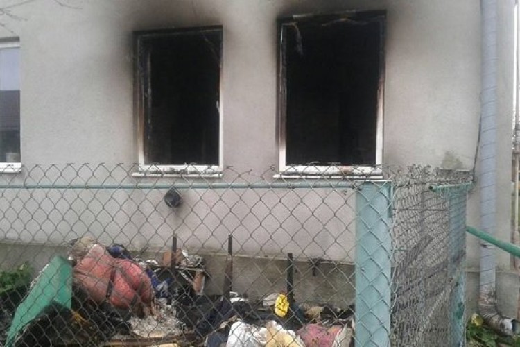 Рятувальники вивели із палаючого будинку бабусю