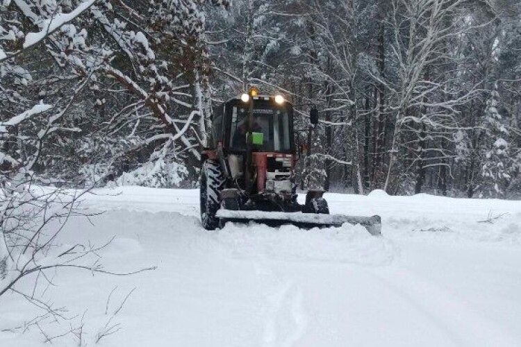 На Волині трактор чистив сніг і на смерть переїхав людину