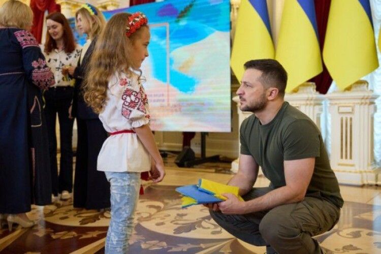 Дівчинка зібрала 7 тисяч євро на армію: Президент нагородив доньку загиблого воїна волинської бригади (Фото)