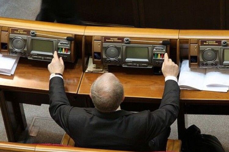 До Верховної Ради внесуть президентський законопроект про «кнопкодавство»