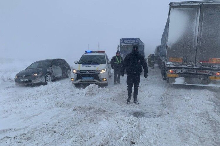 Поблизу Рівного на об'їзній автодороги «Київ-Чоп» до снігового полону потрапили сотні вантажівок (Фото)