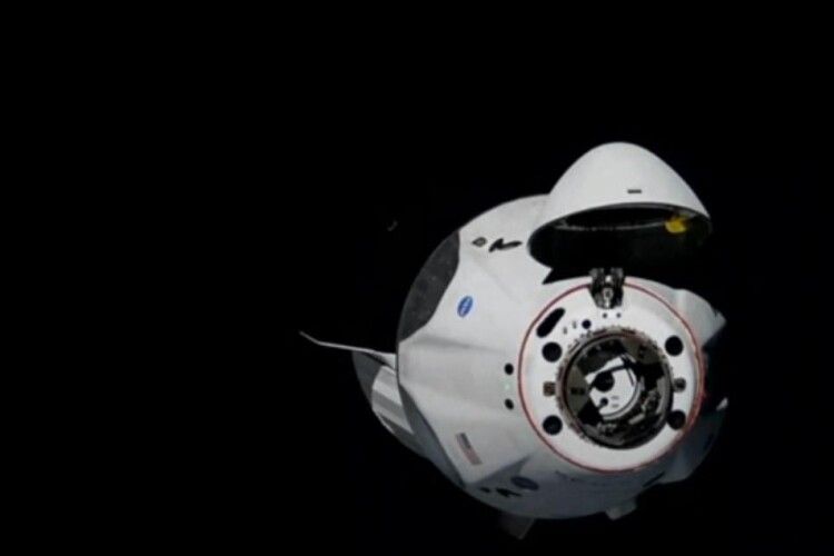 Космічний корабель компанії SpaceX під назвою Crew Dragon успішно зістикувався з МКС