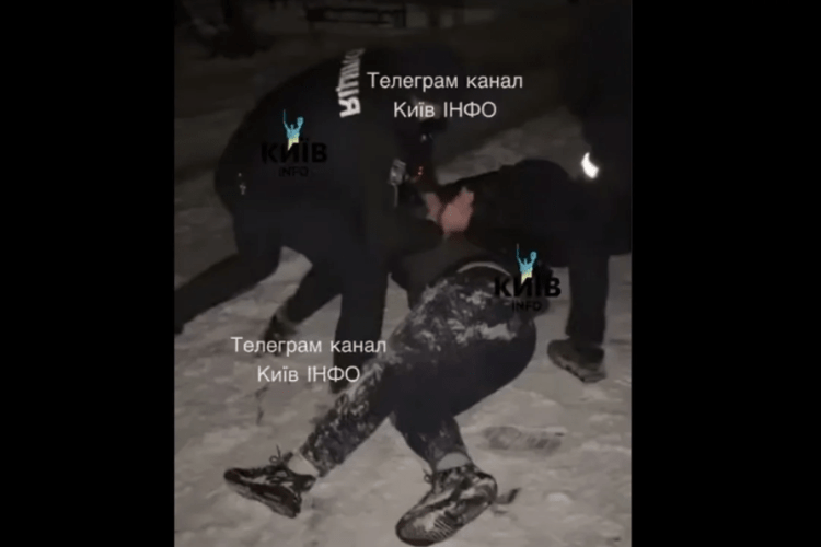 Смерть у кайданках на снігу: у Києві чоловік помер під час затримання поліцією (Відео)