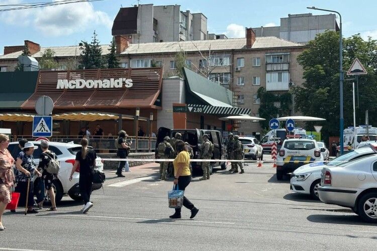 Спецпризначенці штурмують МакДональдз у Черкасах