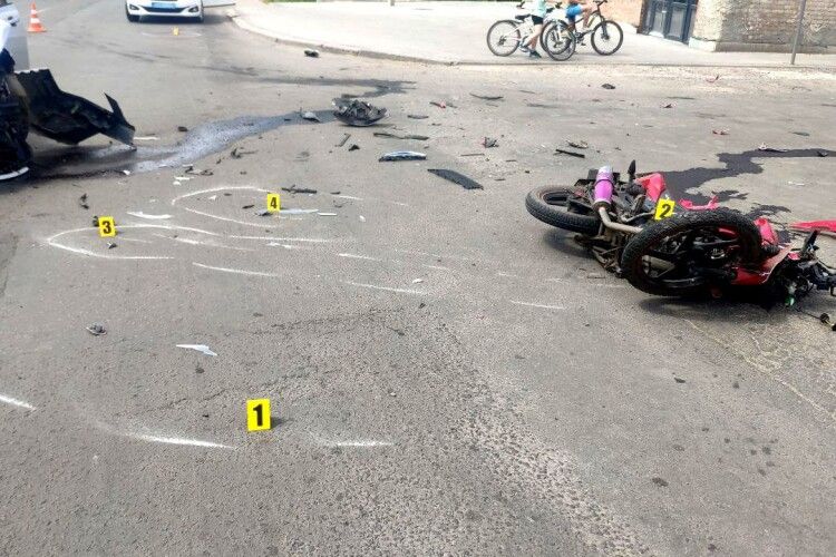 Хлопець в реанімації: 17-річного мотоцикліста на Рівненщині збила автівка