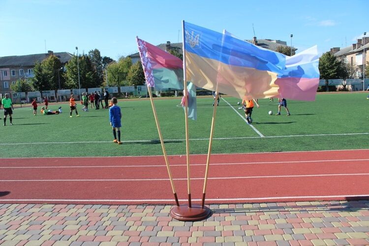 У Нововолинську вісім футбольних команд змагаються за кубок переможця 