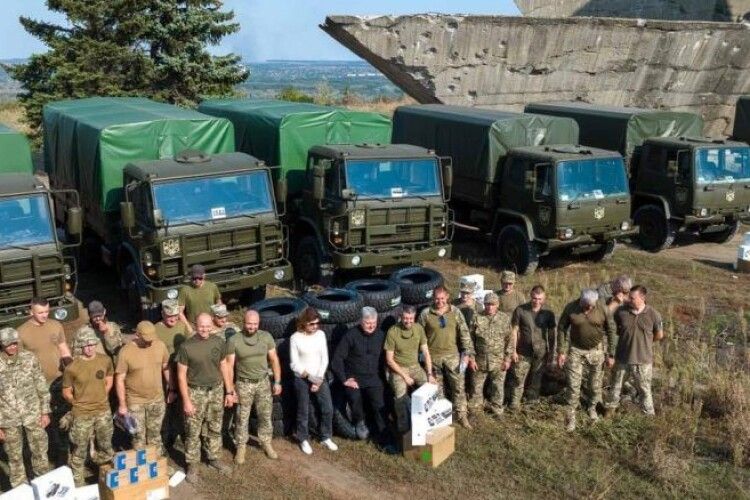 10 бригад і батальйонів та снайпери ССО: стало відомо, кому Порошенко привіз техніку у день народження