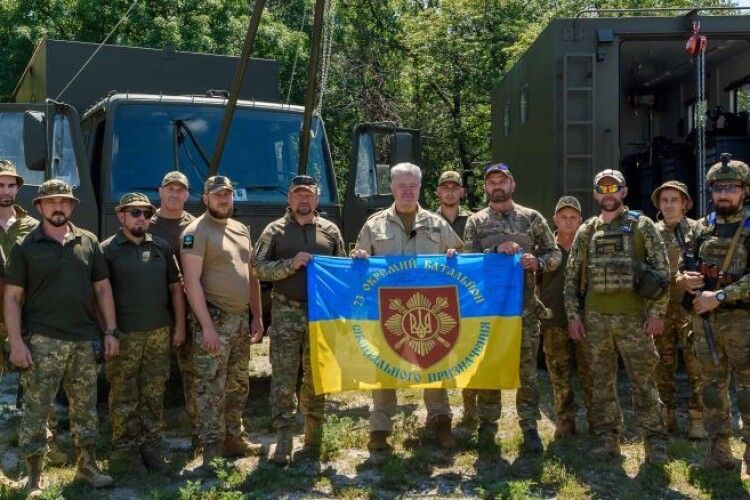 Немає часу чекати 2 місяці на ремонт: Порошенко привіз авторемонтні майстерні у бригаду, яка воює під Авдіївкою і Бахмутом